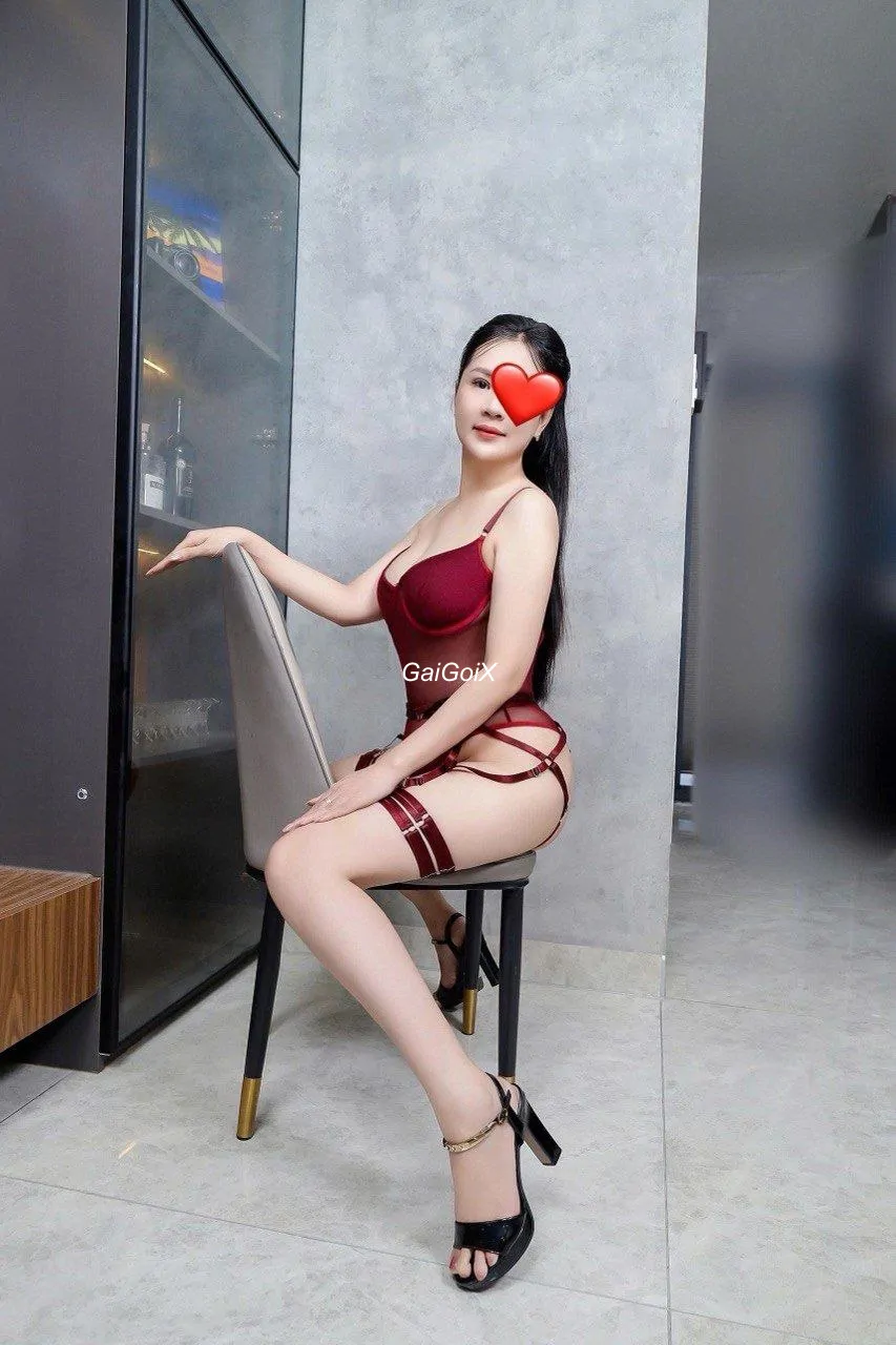 THANH TUYỀN XINH XẮN CHÂN DÀI BÚ LIẾM CU CHƠI KIỂU DÂM RẤT CHIỀU KHÁCH 1